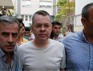 Η επιστροφή του πάστορα Μπράνσον στο σπίτι του στη Σμύρνη (φωτό)
